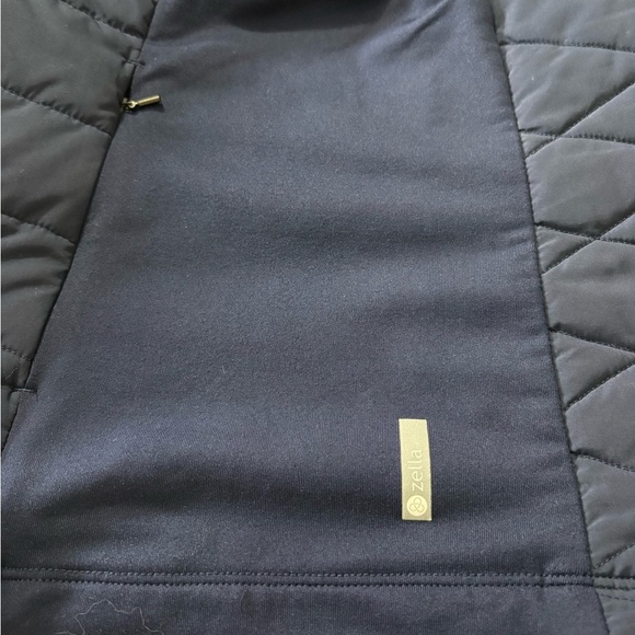 Zella Coco Hybrid Zelfusion Puffer
Vest. Navy Sleeveless Fleece Moisture Wicking - Picture 10 of 14